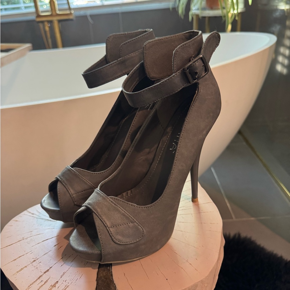 Elegant Gray Peep-Toe platform Heels faux leather